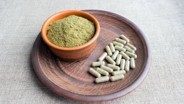 kratom powder and capsules